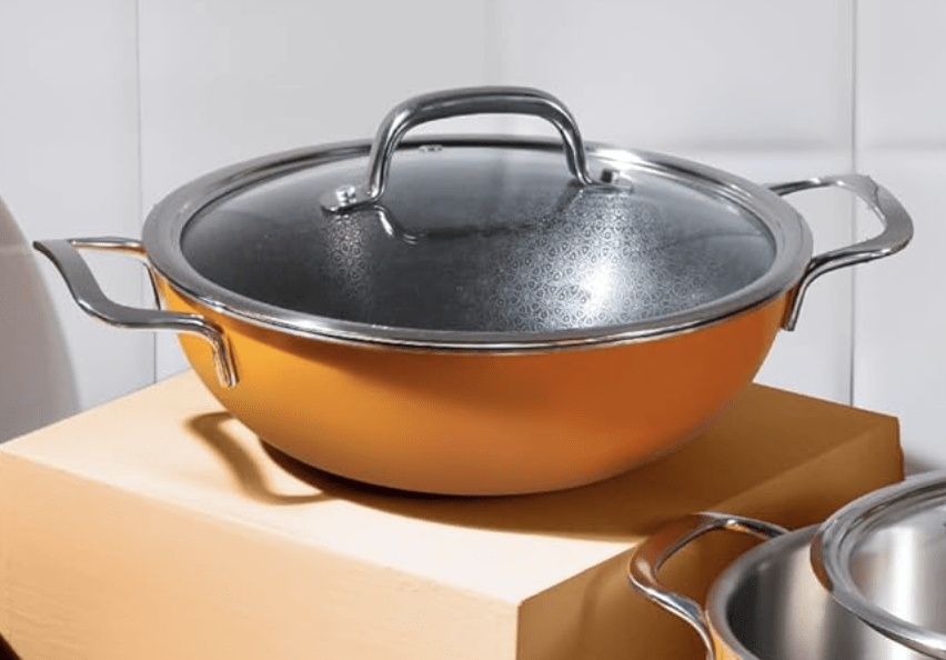 ARTTDINOX விடா ஸ்டெயின்லெஸ் ஸ்டீல் ட்ரிப்ளி 24 செ.மீ 2.7 LTR காதை கண்ணாடி மூடியுடன் | ரிவெட்லெஸ் வயர்டு டபுள் ஹேண்டில்ஸுடன் பொறிக்கப்பட்ட நான்ஸ்டிக் | இண்டக்ஷன் &amp; கேஸ் பேஸ் | 7 வருட உத்தரவாதம் | ஜிண்டால் ஸ்டெயின்லெஸ் -3