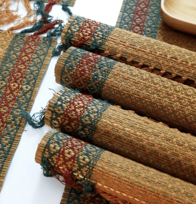 Handmade Dining Table Mats and Table Runner in Rust and Green (Set of 6/4) | Eco Friendly Tableware Sustainably Handwoven from Natural Grass