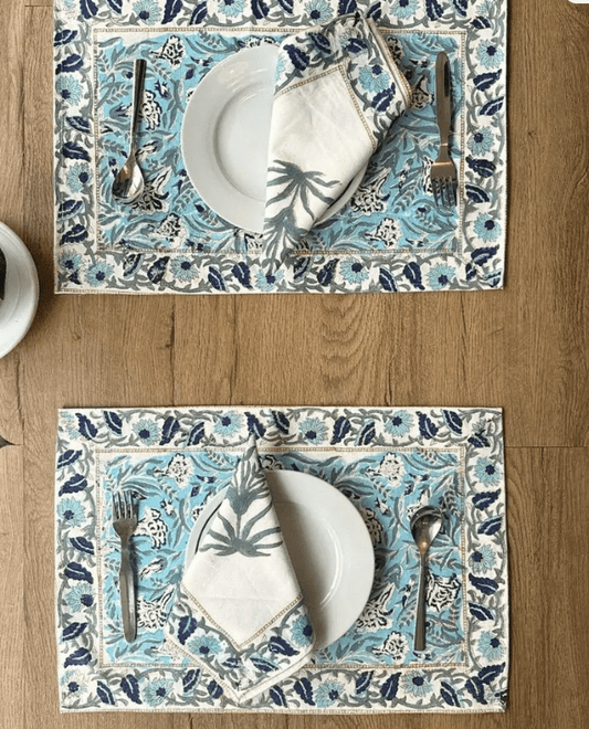 सफ़ेद और फूलों वाले रंग में हस्तनिर्मित डाइनिंग टेबल मैट और नैपकिन (6 का सेट) | शुद्ध कपास से बने पर्यावरण के अनुकूल टेबलवेयर, टिकाऊ ढंग से हाथ से बुने हुए