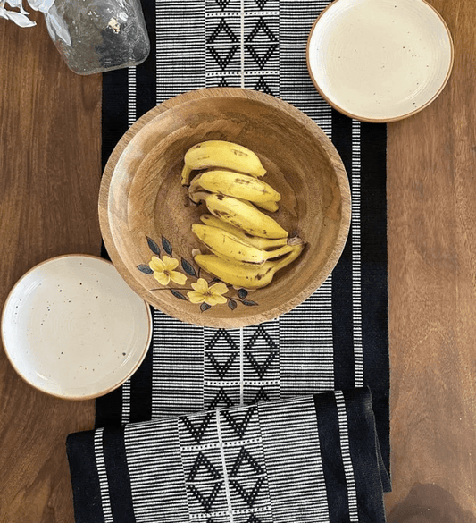 मोनोक्रोम हाथ से बुना हुआ डायमंड मोटिफ टेबल रनर