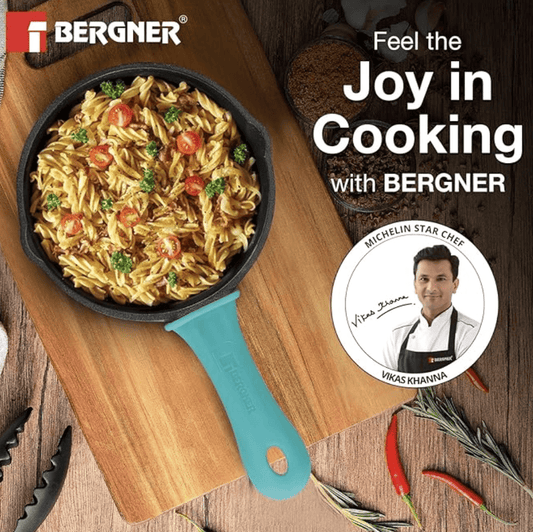 BERGNER Eco Cast Iron 15cm Skillet, Pre-Seasoned Loha Frypan, Even Heat Distributor, சுவையை அதிகரிக்க வெப்பத்தைத் தக்கவைத்துக்கொள்ளும், சிலிகான் ஸ்லீவ், ஆரோக்கியமான சமையல் - Induction Base மற்றும் Gas Stove Ready உடன் வருகிறது. 