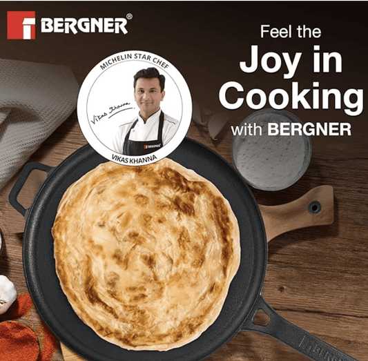 BERGNER Eco Cast Iron 28cm Dosa Tawa, ஆரோக்கியமான சமையலுக்கு, முன்-பதப்படுத்தப்பட்ட, சமமான வெப்ப விநியோகஸ்தர், சுவையை அதிகரிக்க வெப்பத்தைத் தக்கவைத்துக்கொள்ளும், நீடித்து உழைக்கக்கூடியது, சிலிகான் ஸ்லீவ், இண்டக்ஷன் பாட்டம், கேஸ் ஸ்டவ் ரெடி உடன் வருகிறது. 