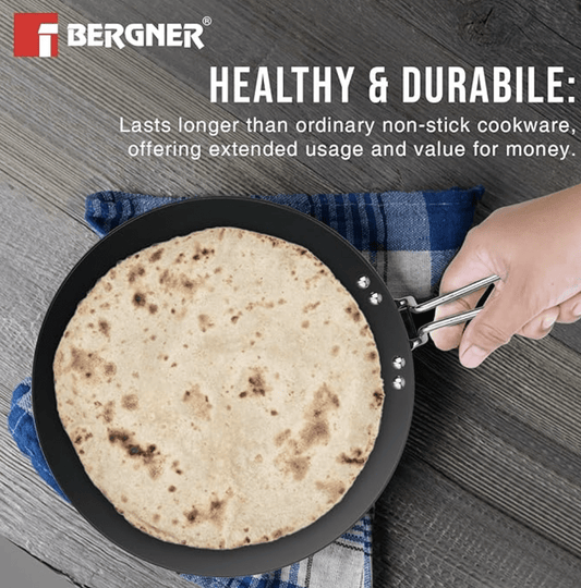 BERGNER आर्टिसनफोर्ज हार्ड एनोडाइज्ड 28cm रोटी/पराठा/फुल्का/चपाती तवा, वायर हैंडल, मेटल किचन टूल फ्रेंडली, टिकाऊ, समान ताप वितरण, 4.8mm मोटाई, गैस स्टोव के अनुकूल, काला 