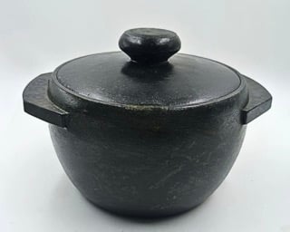 2.3 – 2.5 லிட்டர் சமையல் செய்து பரிமாறும் பானை கையால் செய்யப்பட்ட இயற்கை சோப்புக்கல் / கல்சட்டி | திறந்த நெருப்பு மற்றும் எரிவாயு அடுப்புடன் இணக்கமானது | முன் பதப்படுத்தப்பட்ட | மூடியுடன்