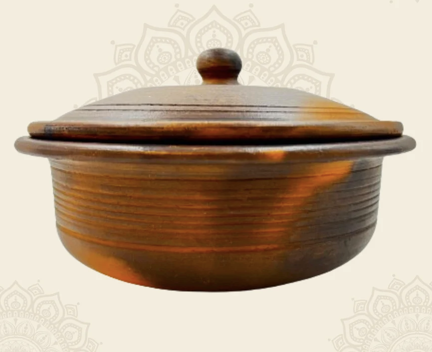 சமைப்பதற்கும் பரிமாறுவதற்கும் மூடியுடன் கூடிய 1.5 லிட்டர் பிரீமியம் கைவினைப் பொருட்கள் கொண்ட களிமண் பாத்திரம் / ஹேண்டி. நிறம்: கருப்பு