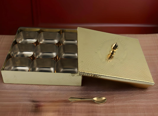 சதுர பித்தளை மசாலா பெட்டி - இந்திய சமையலறைகளுக்கான பாரம்பரிய மசாலா அமைப்பாளர்