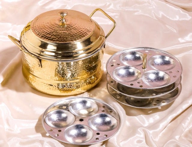 3 இட்லி தட்டுகளுடன் கூடிய பாரம்பரிய பித்தளை இட்லி குக்கர் | கைவினைஞர்களால் செய்யப்பட்ட நீராவி கொதிகலன்