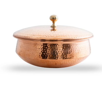 கைவினைஞர்களால் செய்யப்பட்ட செம்பு சுத்தியல் லகான் மூடியுடன் - பல அளவுகள் (8 முதல் 14 அங்குலம்) | வேலன் ஸ்டோரின் பாரம்பரிய இந்திய சமையல் பாத்திரங்கள்