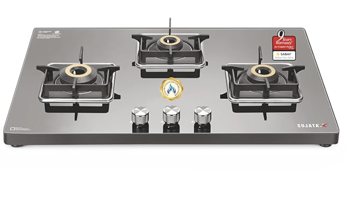 सुजाता प्रीमियम AI गैस स्टोव | 9 साल की वारंटी | गैस स्टोव 3 बर्नर ग्लास टॉप ऑटो इग्निशन, SABAF, ISI प्रमाणित, LPG और PNG कम्पैटिबल, 360° घूमने वाला पीतल गैस नोजल, जंबो पीतल बर्नर (काला) 