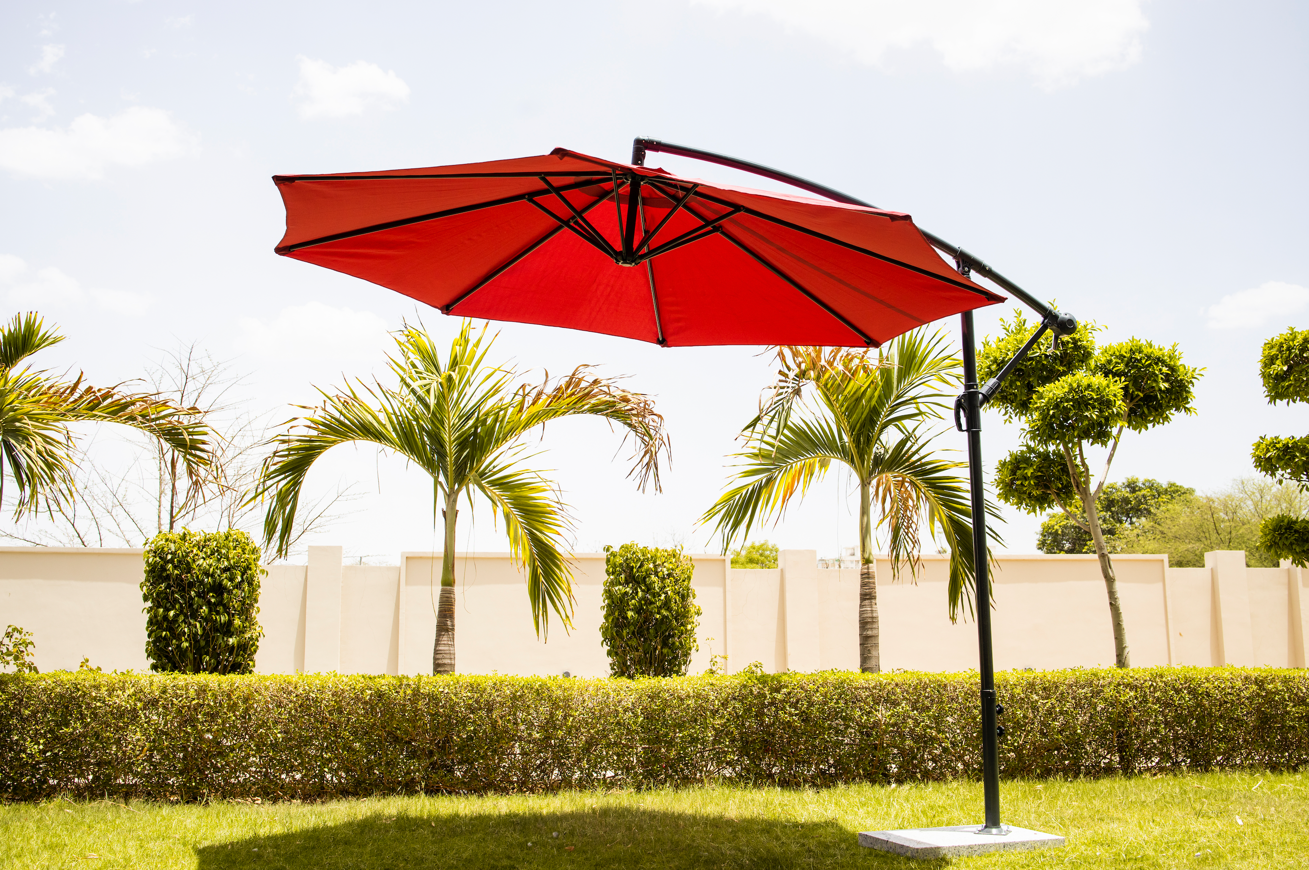 Aqua Luxury Side Pole Garden Umbrella With Stand (Round, Mahroon)
