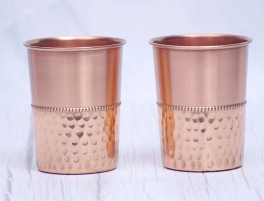 எங்கள் கைவினைஞர்களால் செய்யப்பட்ட சுத்தியல் செம்பு கண்ணாடி மூலம் பாரம்பரிய ஆரோக்கியத்தின் நன்மைகளை அனுபவியுங்கள். தூய தாமிரத்தால் ஆன இந்த நேர்த்தியான டம்ளர், உங்கள் அன்றாட நீரேற்றத்திற்கு பழமையான அழகைச் சேர்ப்பதோடு, நீரின் தரத்தையும் மேம்படுத்துகிறது.