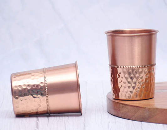 எங்கள் கைவினைஞர்களால் செய்யப்பட்ட சுத்தியல் செம்பு கண்ணாடி மூலம் பாரம்பரிய ஆரோக்கியத்தின் நன்மைகளை அனுபவியுங்கள். தூய தாமிரத்தால் ஆன இந்த நேர்த்தியான டம்ளர், உங்கள் அன்றாட நீரேற்றத்திற்கு பழமையான அழகைச் சேர்ப்பதோடு, நீரின் தரத்தையும் மேம்படுத்துகிறது.