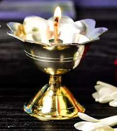 पारंपरिक पूजा और उत्सव सजावट के लिए सुरुचिपूर्ण पीतल दीया लैंप | VelanStore.com-2