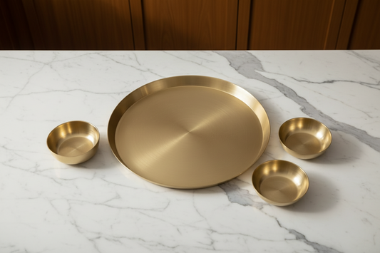 मैट फिनिश वाली कांस्य थाली प्लेट, जिसमें 3 कटोरियां हैं।