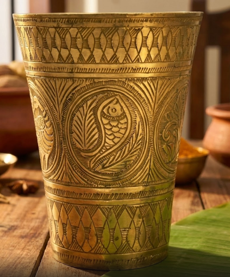 अनोखी नक्काशीदार डिज़ाइन वाला विंटेज पीतल का लस्सी का गिलास