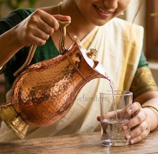 ढक्कन सहित शुद्ध तांबे का पानी का जग – श्रीबद्री द्वारा हाथ से गढ़ी गई शाही डिज़ाइन।-2