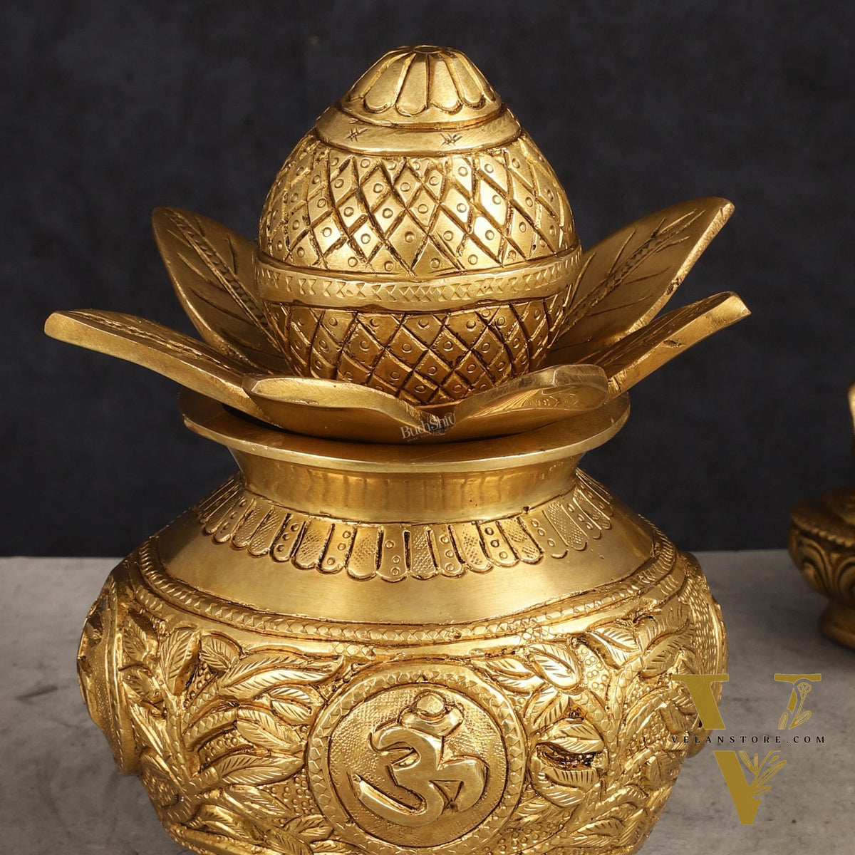 Auspicious Brass Kalash – Elegant Decorative Element for Spiritual Spaces