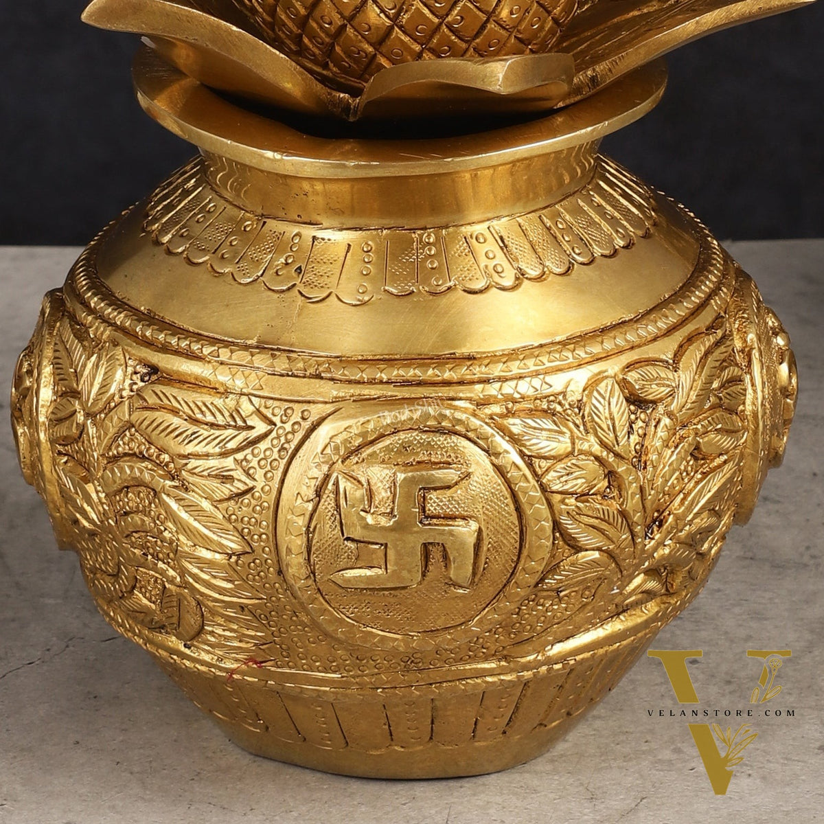 Auspicious Brass Kalash – Elegant Decorative Element for Spiritual Spaces