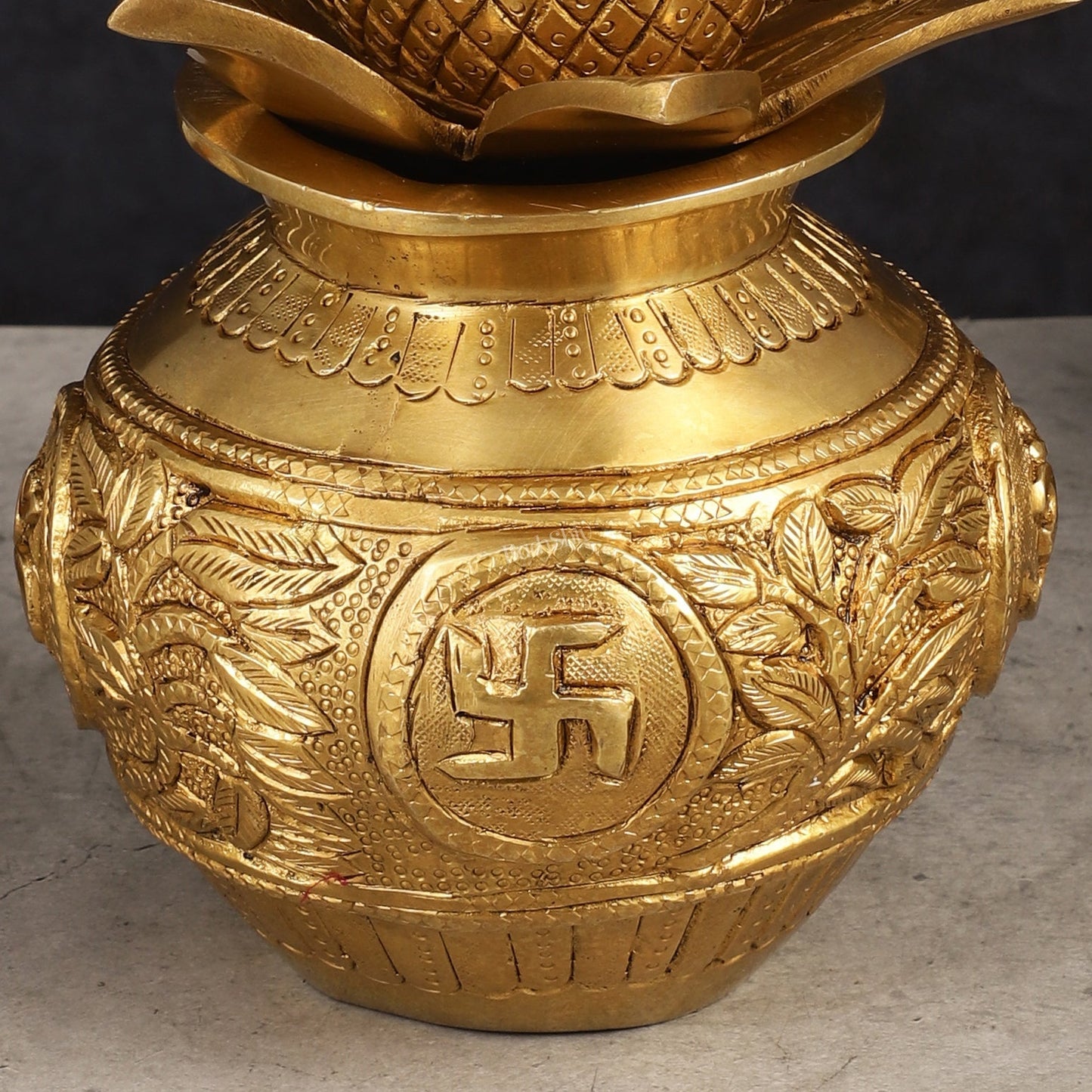 Auspicious Brass Kalash – Elegant Decorative Element for Spiritual Spaces