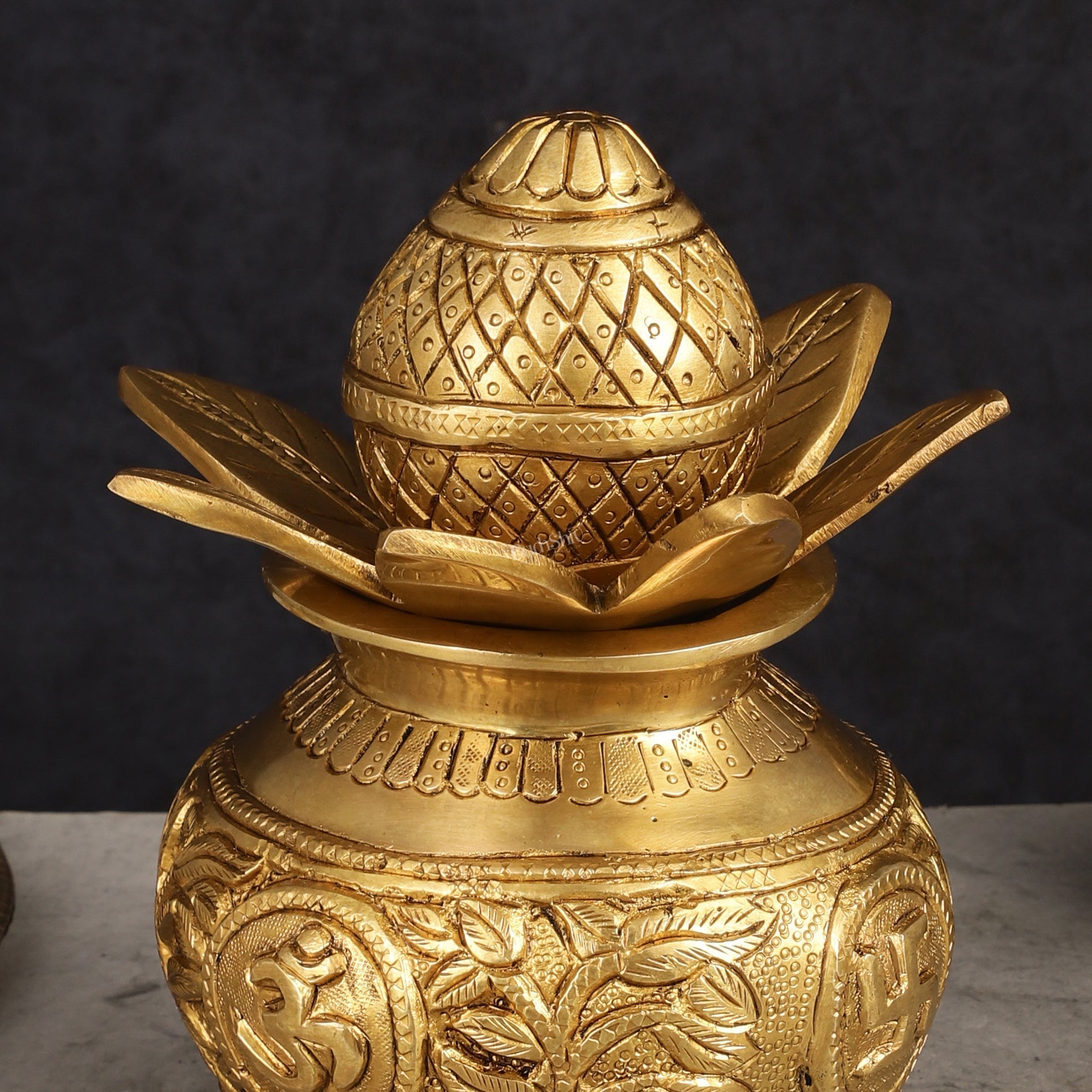 Auspicious Brass Kalash – Elegant Decorative Element for Spiritual Spaces