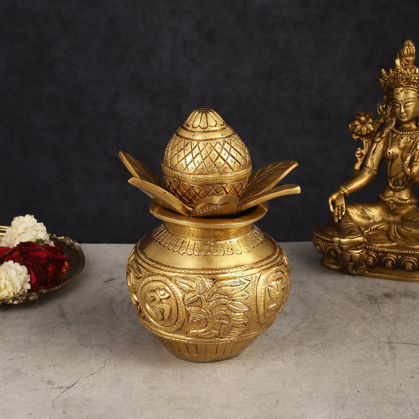 Auspicious Brass Kalash – Elegant Decorative Element for Spiritual Spaces