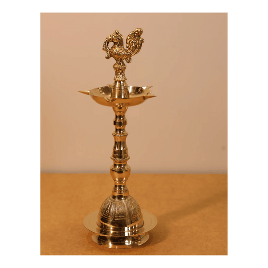 பூஜை மற்றும் அலங்காரத்திற்காக மயில் வடிவமைப்புடன் கூடிய கைவினைப் பித்தளை விளக்கு விளக்கு