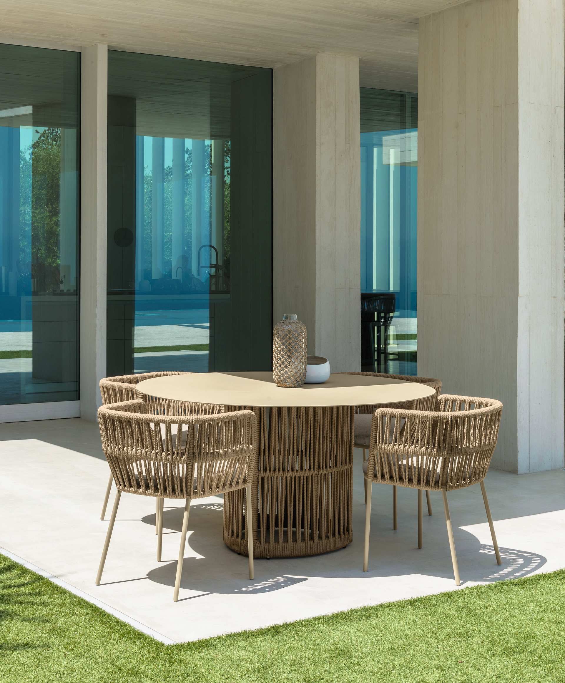 Akin Outdoor Patio Seating Set 4 Chairs and 1 Table Set (Cream) Braided & Rope