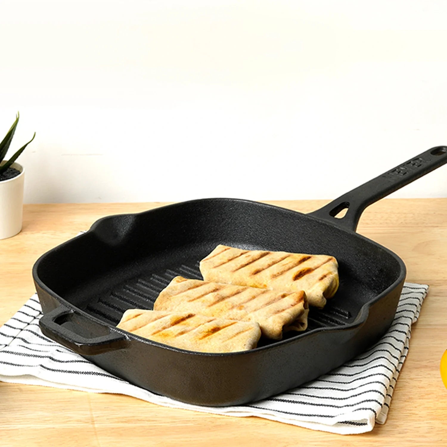 Meyer Pre-Seasoned Cast Iron 2 pcs Set (25cm Grillpan + 20cm Frypan/Skillet)